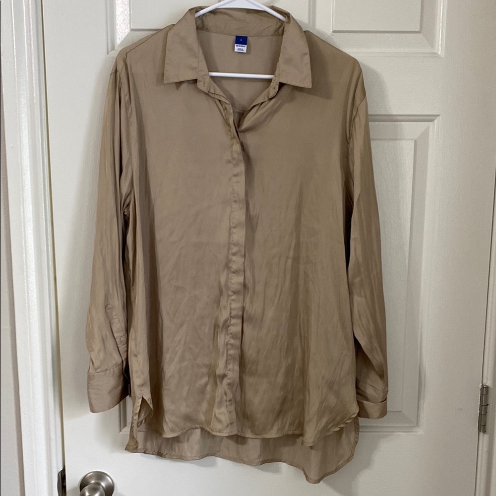NWOT Old Navy champagne satin long sleeve hidden button up high low hem blouse